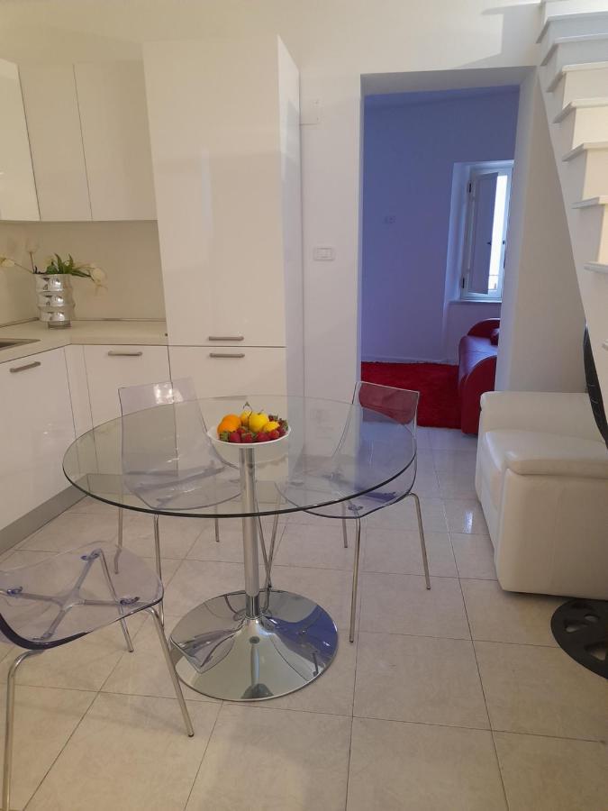 "Lo Studiolo" Apartment Pizzo  Luaran gambar