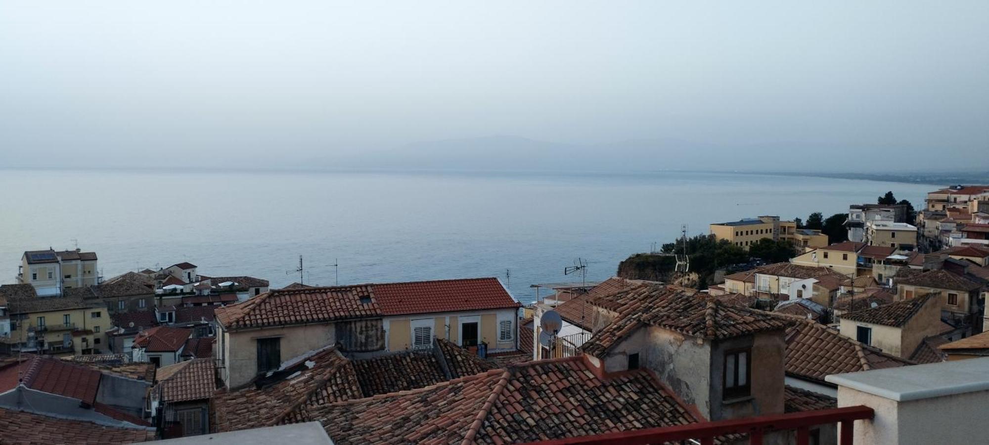 "Lo Studiolo" Apartment Pizzo  Luaran gambar